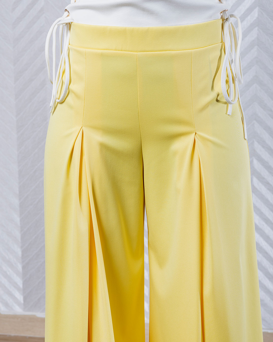 FlowForm | Kiwe by Gizia Pleated Relaxed Fit Trousers – Available in Yellow and Black