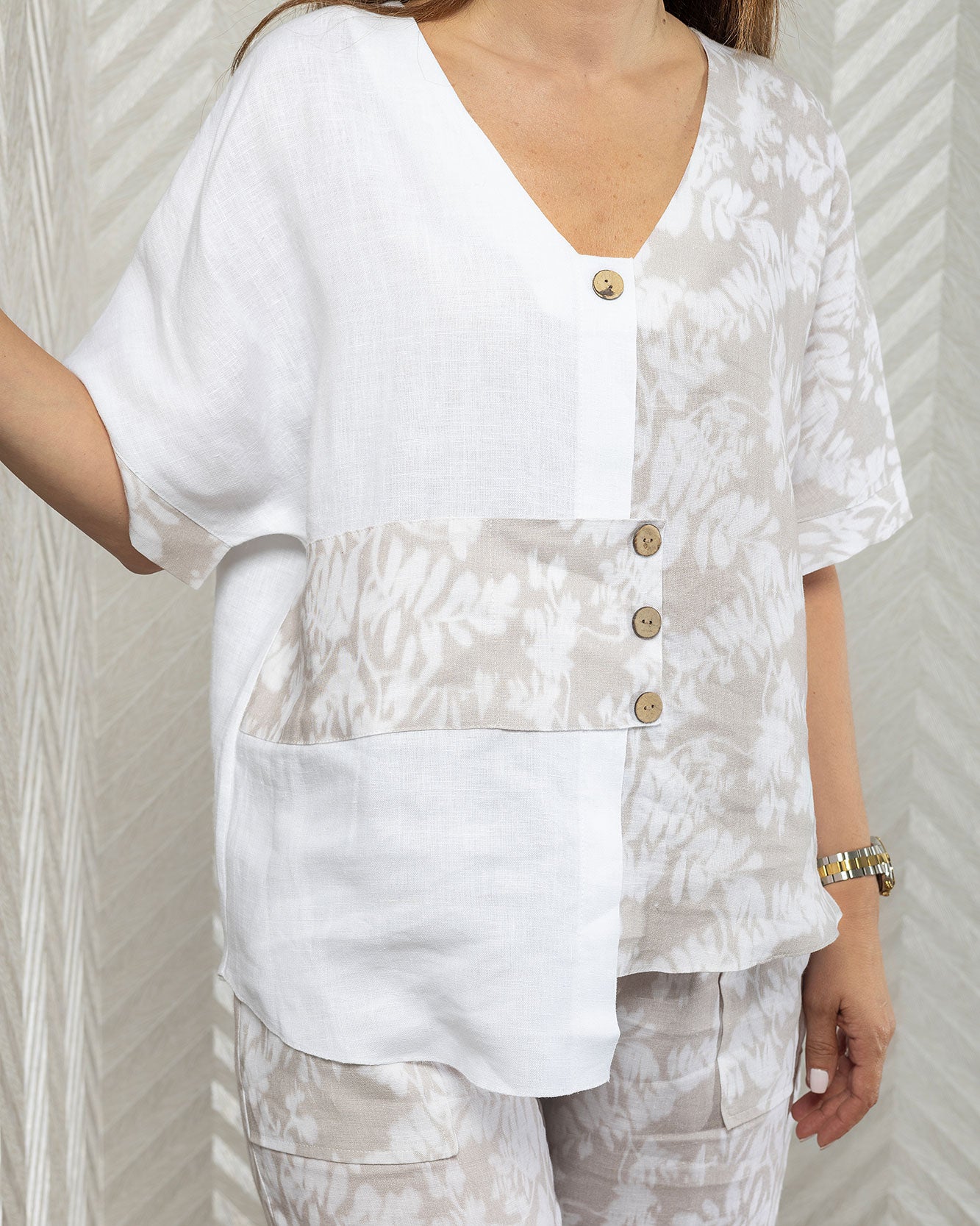 Lunara Set | Beige & White Linen Pants and V-Neck Shirt