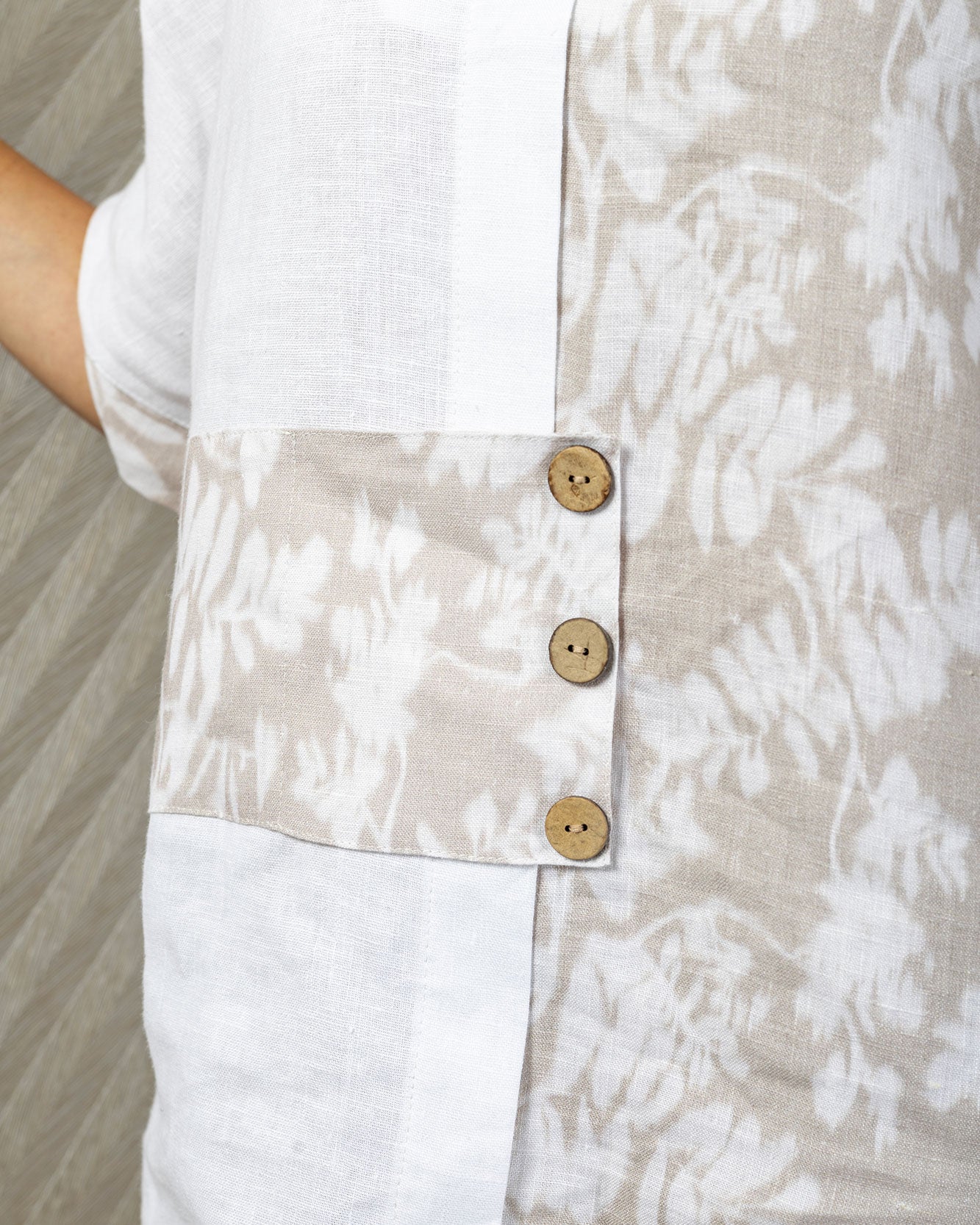 Lunara Set | Beige & White Linen Pants and V-Neck Shirt