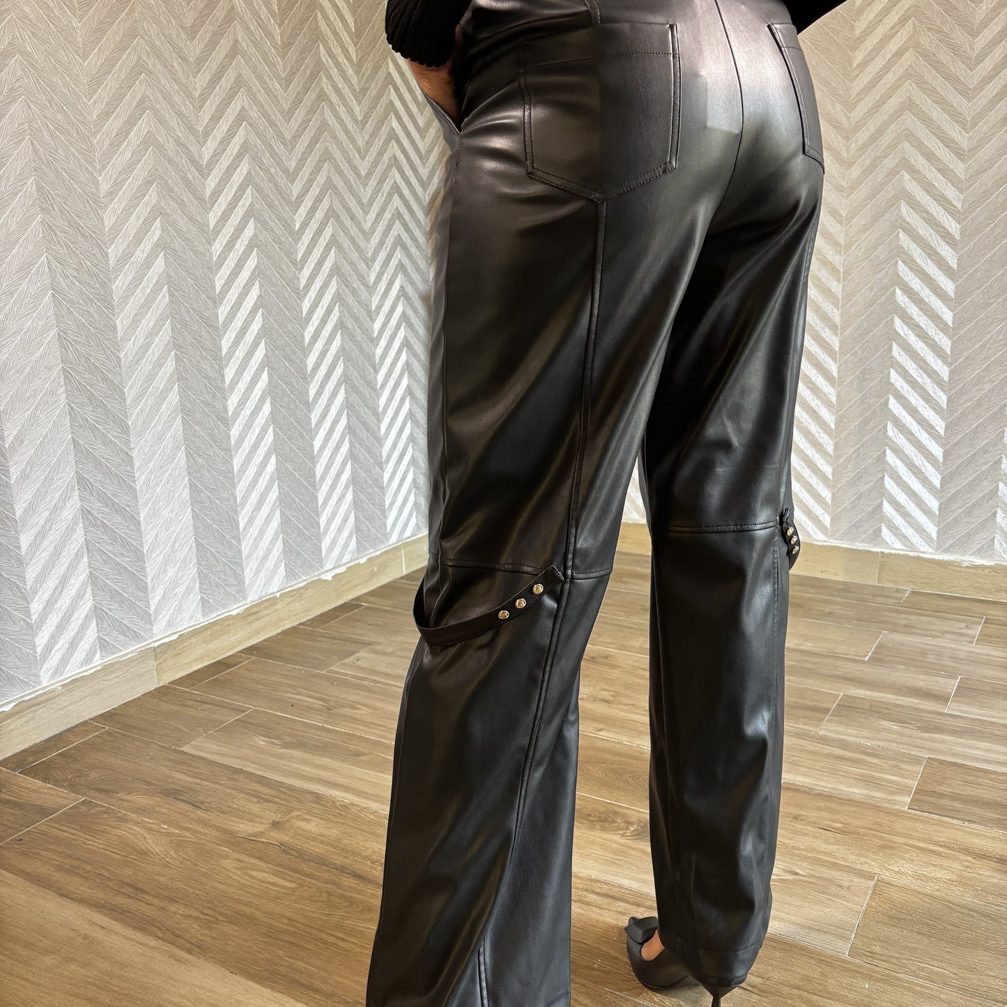 Ravine | Black Leather Straight-Cut Pants with Belts design