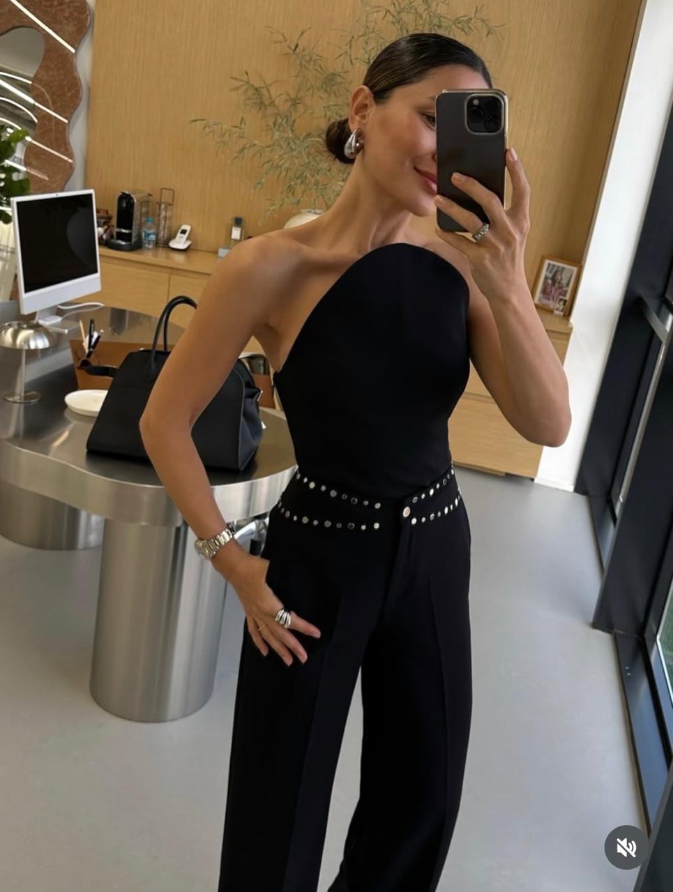 Roth | Sleeveless Round-Neck Black Top